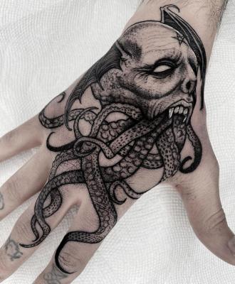Dłoń tatuaż ośmiornica