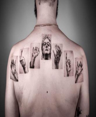 Dłonie tatuaż na plecach