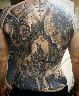 Duży tatuaż męski na plecach