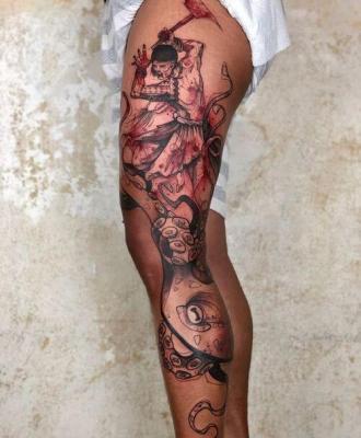 Duży tatuaż na nodze kobiety