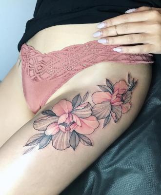 Dwa kwiaty na udzie tatuaż
