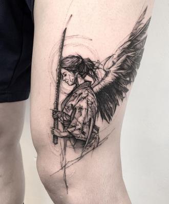 Dziewczyna skrzydła miecz tatuaż