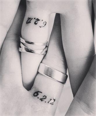 data ślubu tatuaż na palcach