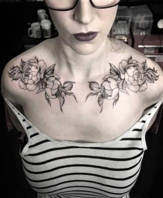 Klatka piersiowa kobieta kwiaty tatuaż