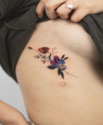Kobiece kwiaty tatuaż