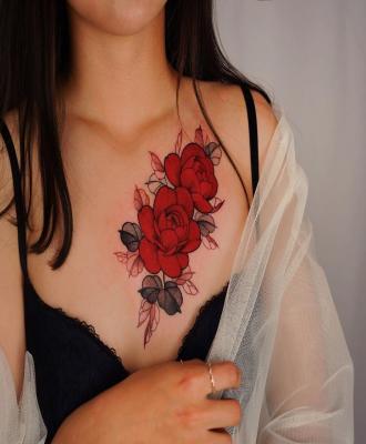 Kobiece róże na klatce piersiowej tatuaż
