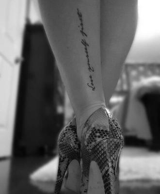 Kobiece subtelne tatuaże napisy na nodze