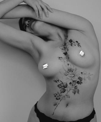 Kobiece tatuaże na ciele kwiaty