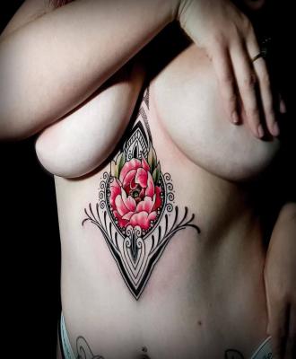 Kobiecy motyw tatuażu pod piersami