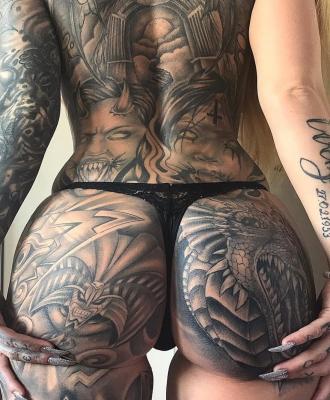 Kobieta z tatuażami na pośladkach