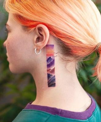 Kolorowy tatuaż za uchem