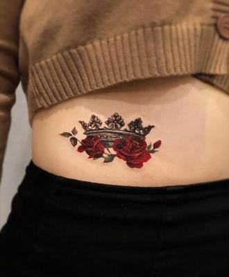 Korona i róże tatuaż