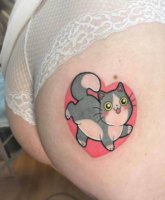 Kotek na pośladku tatuaż