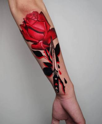 Krwawiąca róża tatuaż 