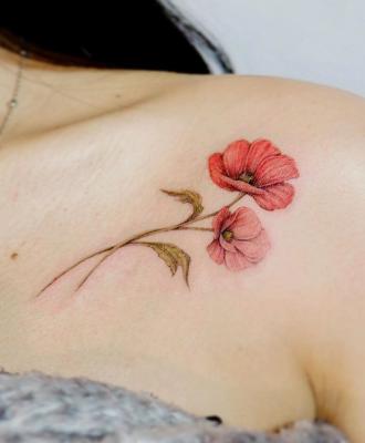 Kwiat na obojczyku tatuaż dla kobiet