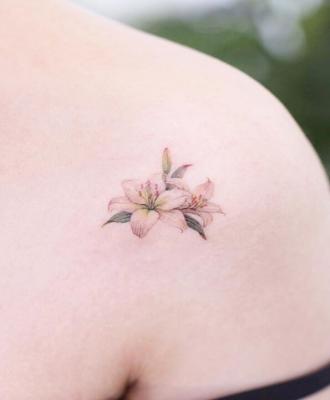 Kwiat na obojczyku tatuaż dla pań