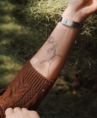 Kwiat tatuaż damski ręka