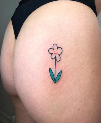 Kwiatek na pośladku tatuaż