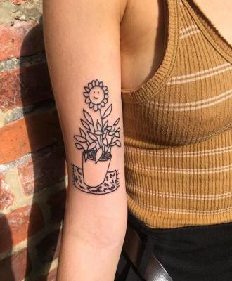 Kwiatek w doniczce tatuaż