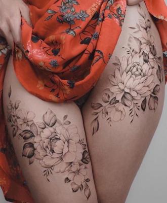 Kwiaty na udach damskie wzory tatuaży