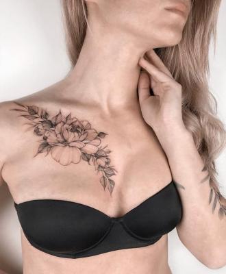 Kwiaty nad piersią tatuaże