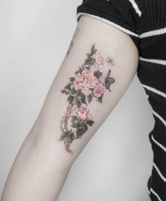 Kwiaty tatuaże na bicepsach