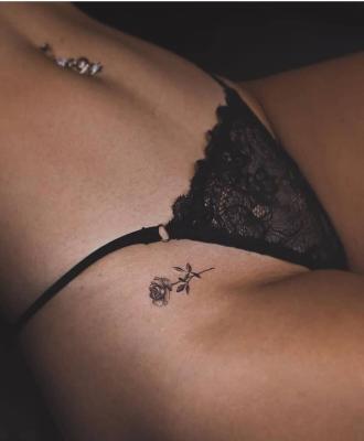 Mała róża tatuaż damski