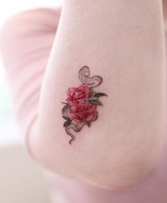Mały tatuaż wąż i róże