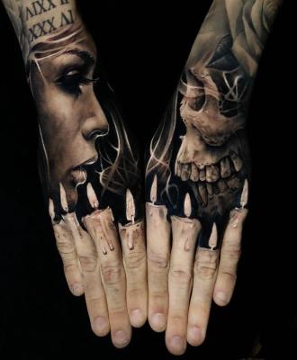 Męski tatuaż na palcach dłoni świece