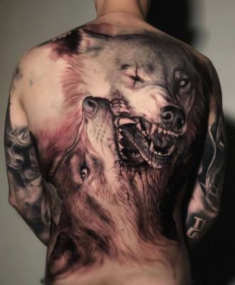 Męski tatuaż na plecach wilki