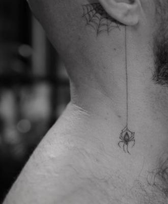 Męski tatuaż pająk i pajęczyna na szyi