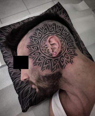 Męski tatuaż wokół ucha