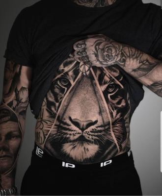 Mężczyzna z tatuażem lwa