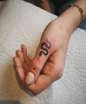 Miniaturowy wąż tatuaż
