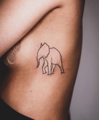 Minimalistyczny słoń tatuaż