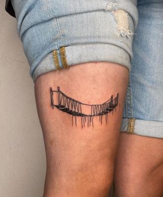 Most wiszący tatuaż
