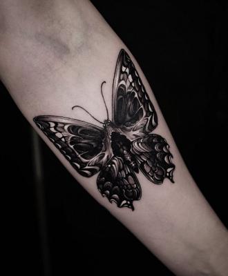 Motyl na przedramieniu tatuaż