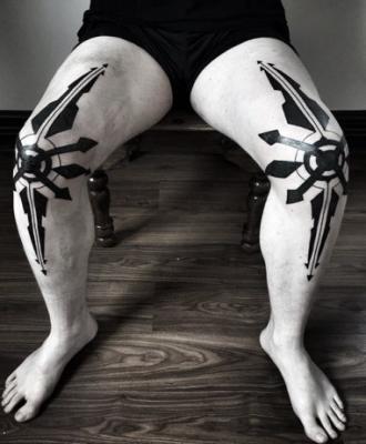 Na kolanach tatuże ciekawy styl