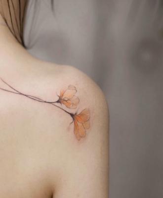 Na obojczyku damski kwiat tatuaż
