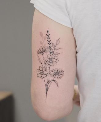 Na ręce tatuaż bukiet kwiatów