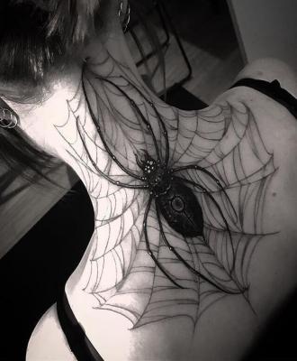 Na szyi pająk tatuaż