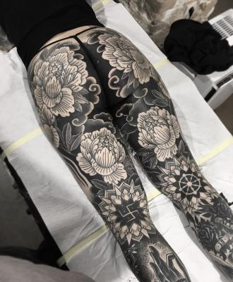 Niesamowity tatuaż na nogach u kobiety