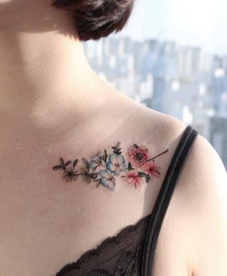 Obojczyk tatuaż kolorowy kwiat