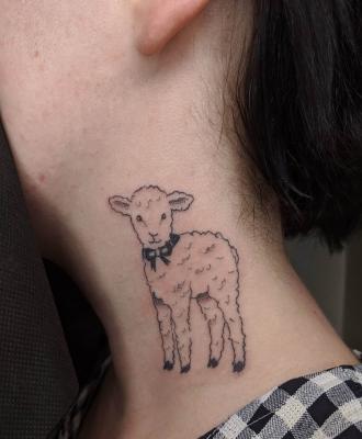 Owieczka na szyi tatuaż