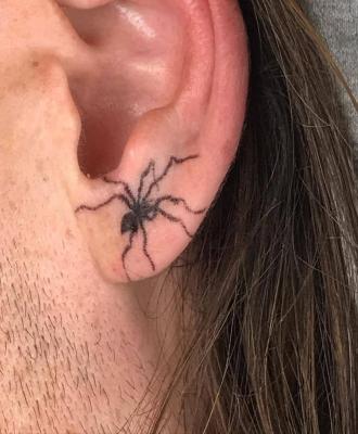 Pająk na uchu tatuaż