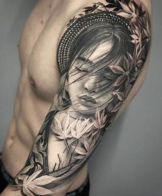 Piękna twarz kobiety tatuaż na ramieniu