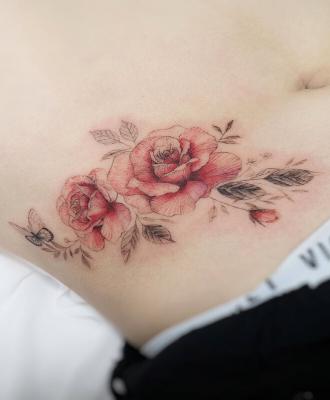 Piękne i delikatne kwiaty tatuaż