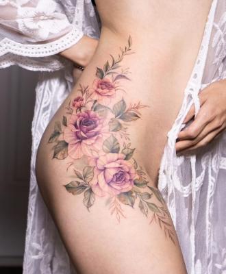 Piękne kwiaty tatuaże kobiece