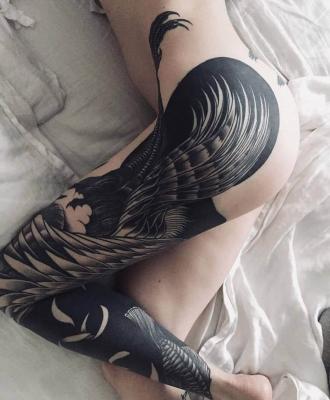 Piękny damski tatuaż na całą nogę