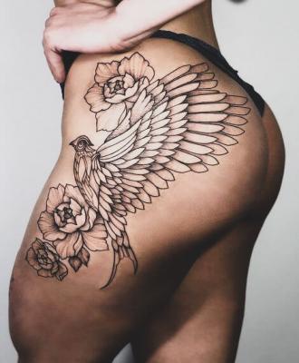 Piękny ptak na biodrze tatuaż damski